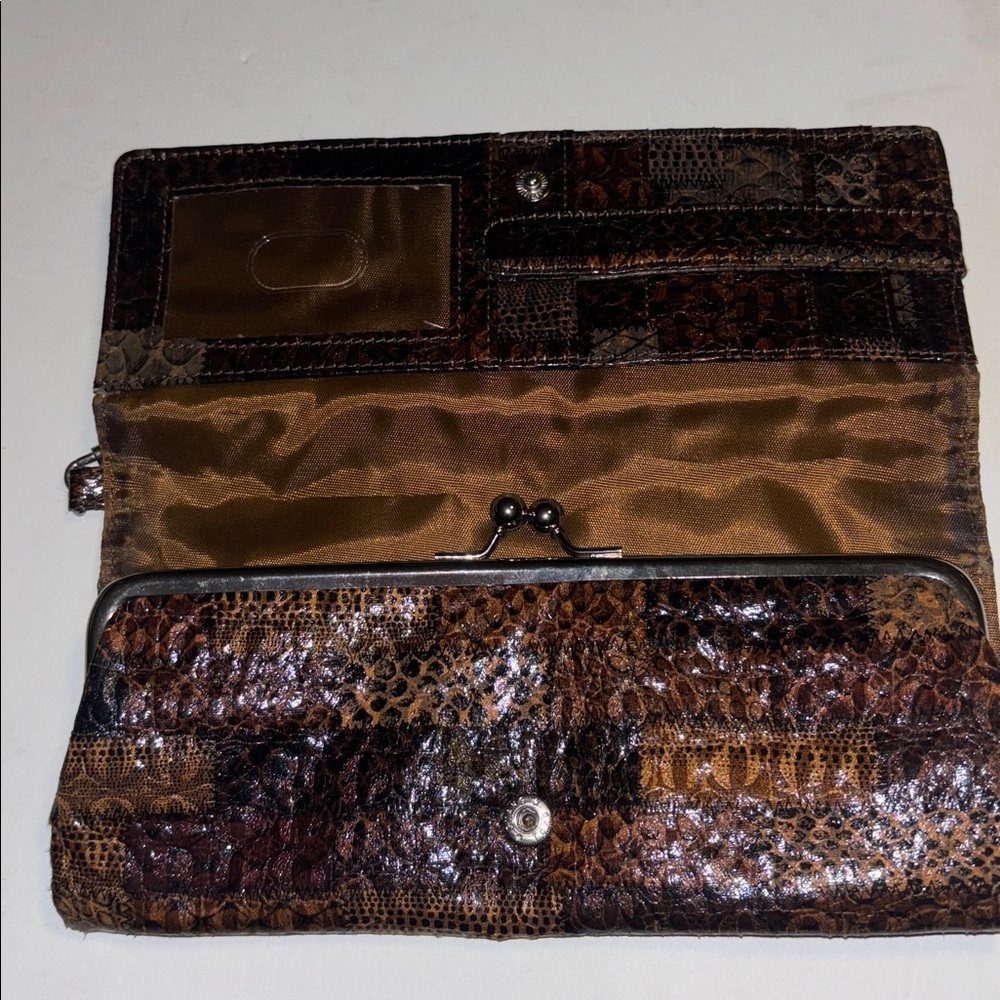 WALLET/ WRISTLET FAUX LEATHER AND FAUX ANIMAL PRINT BUT HAS GREAT COLORED DESIGN - Picture 4 of 11
